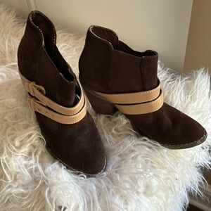 Women’s popular KELSI DAGGER ANKLE BOOTS. Size 6.5